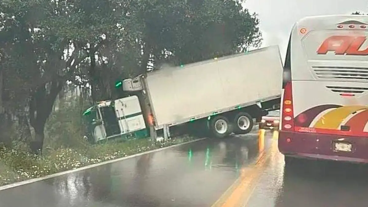 tractocamion en carretera federal oaxaca puebla sufre accidente